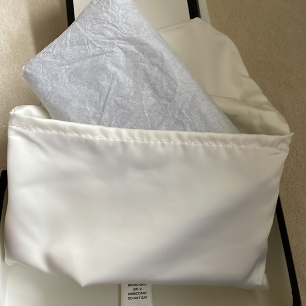 GUCCI MARMONT all around top zip wallet. - Picture 11 of 16